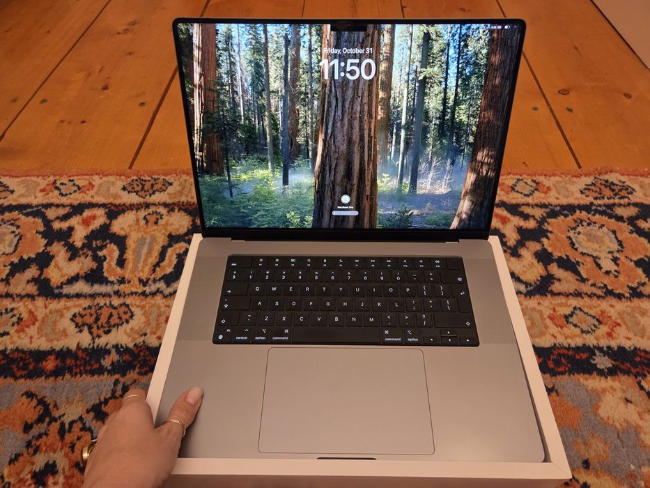 vând Macbook Pro M2