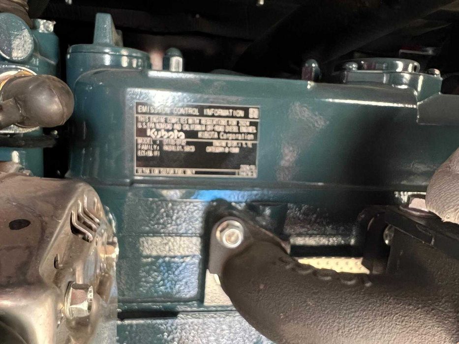 Miniexcavator Qilu – 2,5 T , motor Kubota 25 Hp + 3 cupe (Nou) + Video