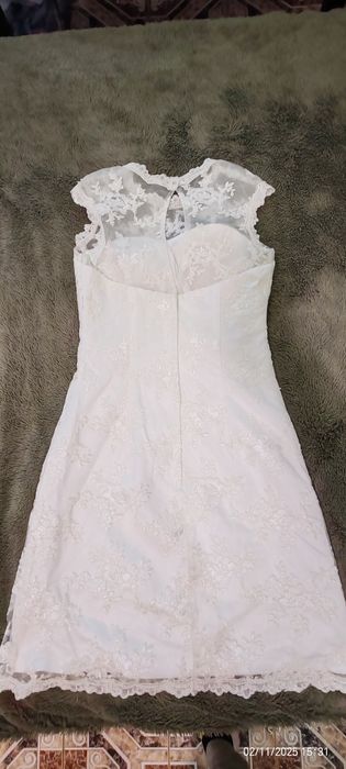 Бяла рокля до коляното