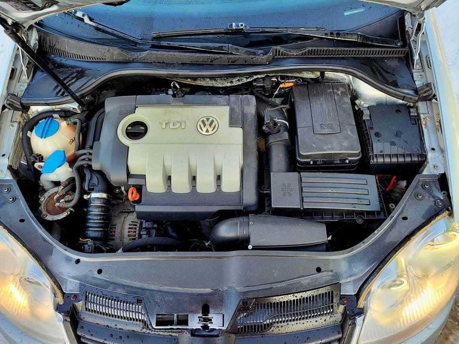 Vând sau schimb golf 5