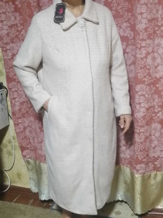 Пальто новое  бежевое