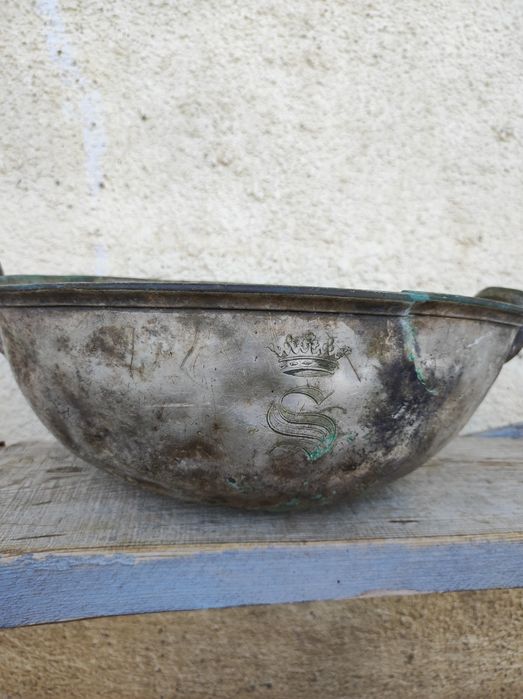 Vas de alamă placat cu argint coroana regelui ,,S,,