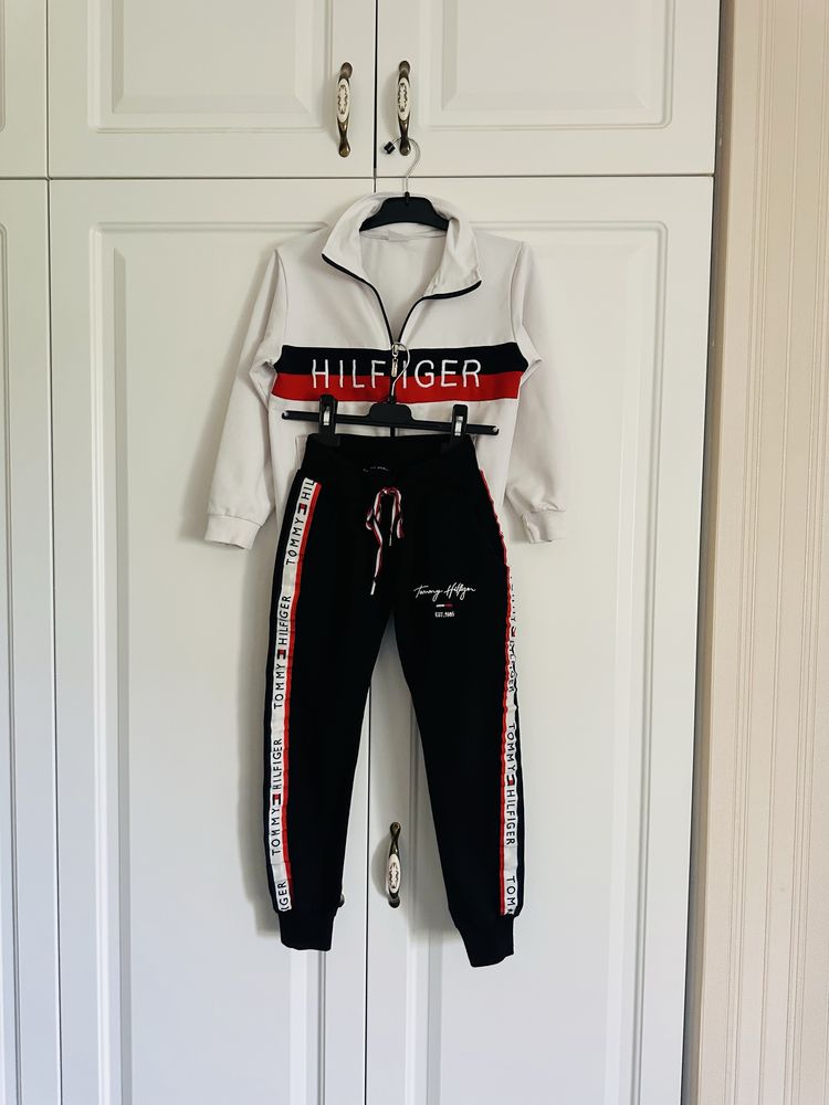 Trening de copii potrivit pentru 5/6 ani firma Tommy Hilfiger