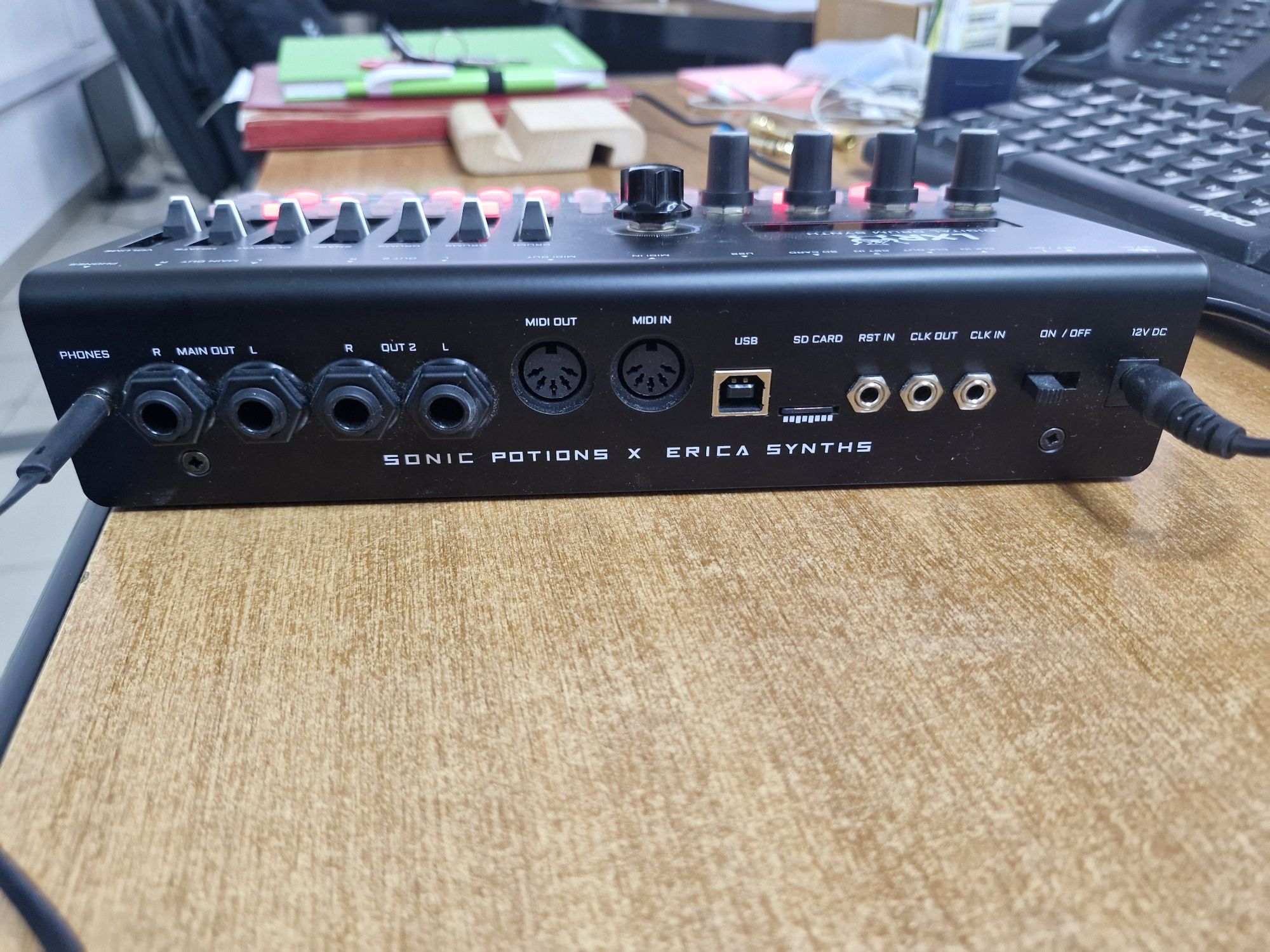 Erica Synths LXR-02, драммашина, синтезатор ударных