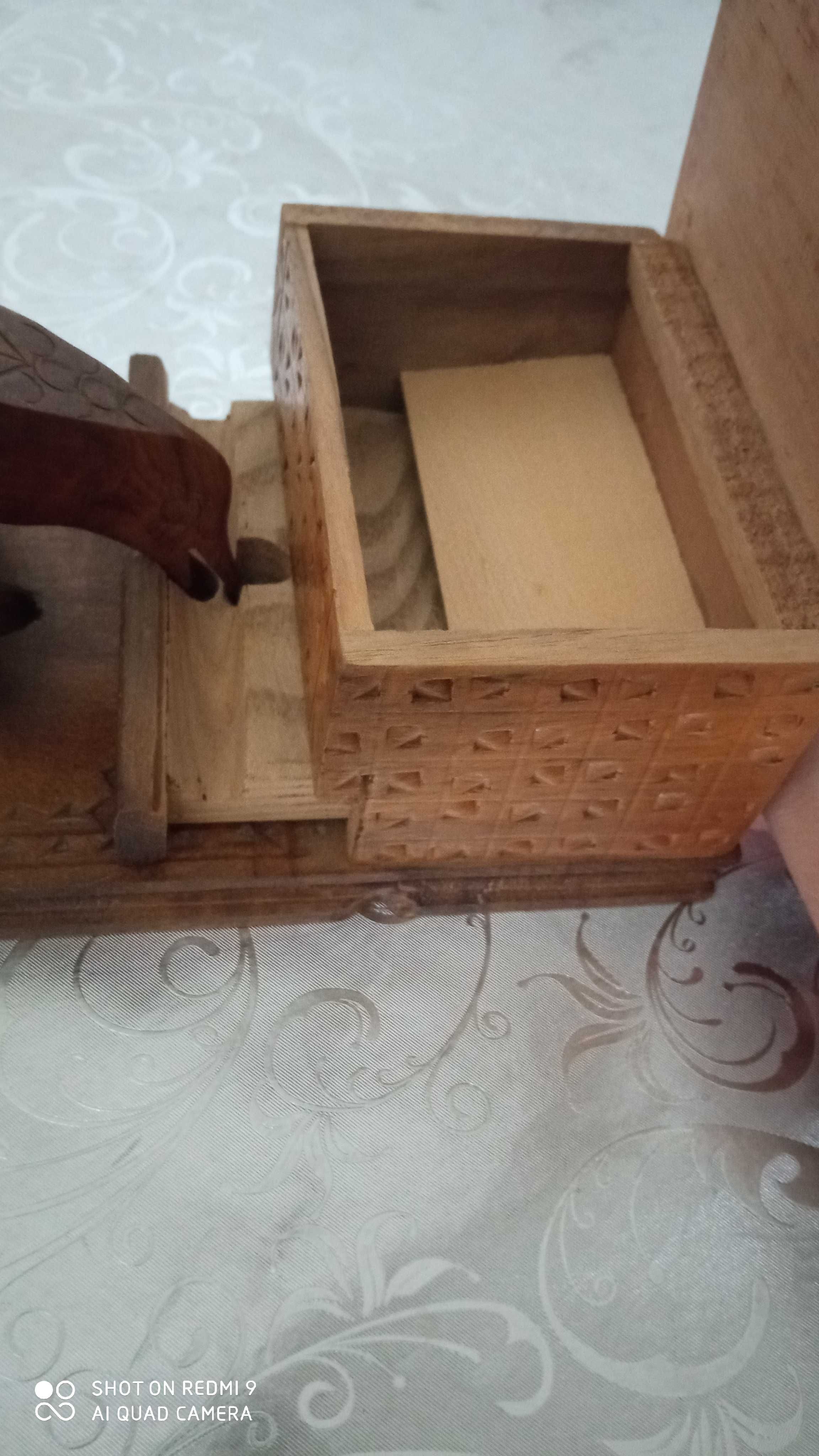 Cutie din lemn masiv scluptat folosita odată pentru depozitat