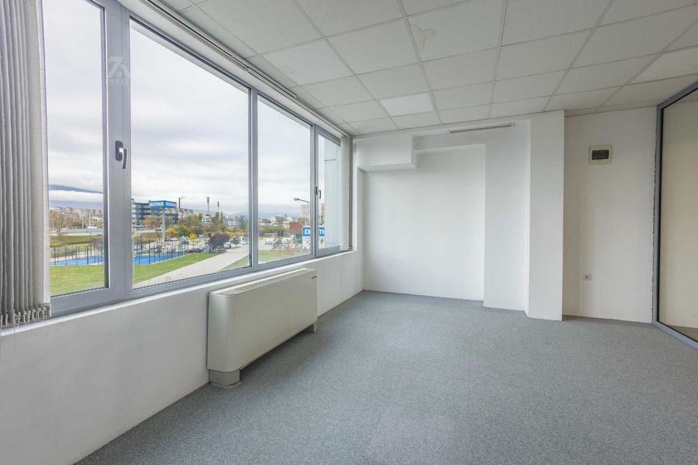 Дава под наем просторен офис в ж. к. Хаджи Димитър