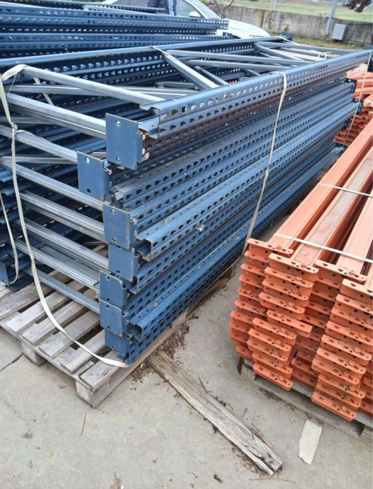 Stoc de rafturi metalice in stoc