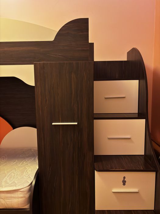 Двуетажно легло с два матрака.