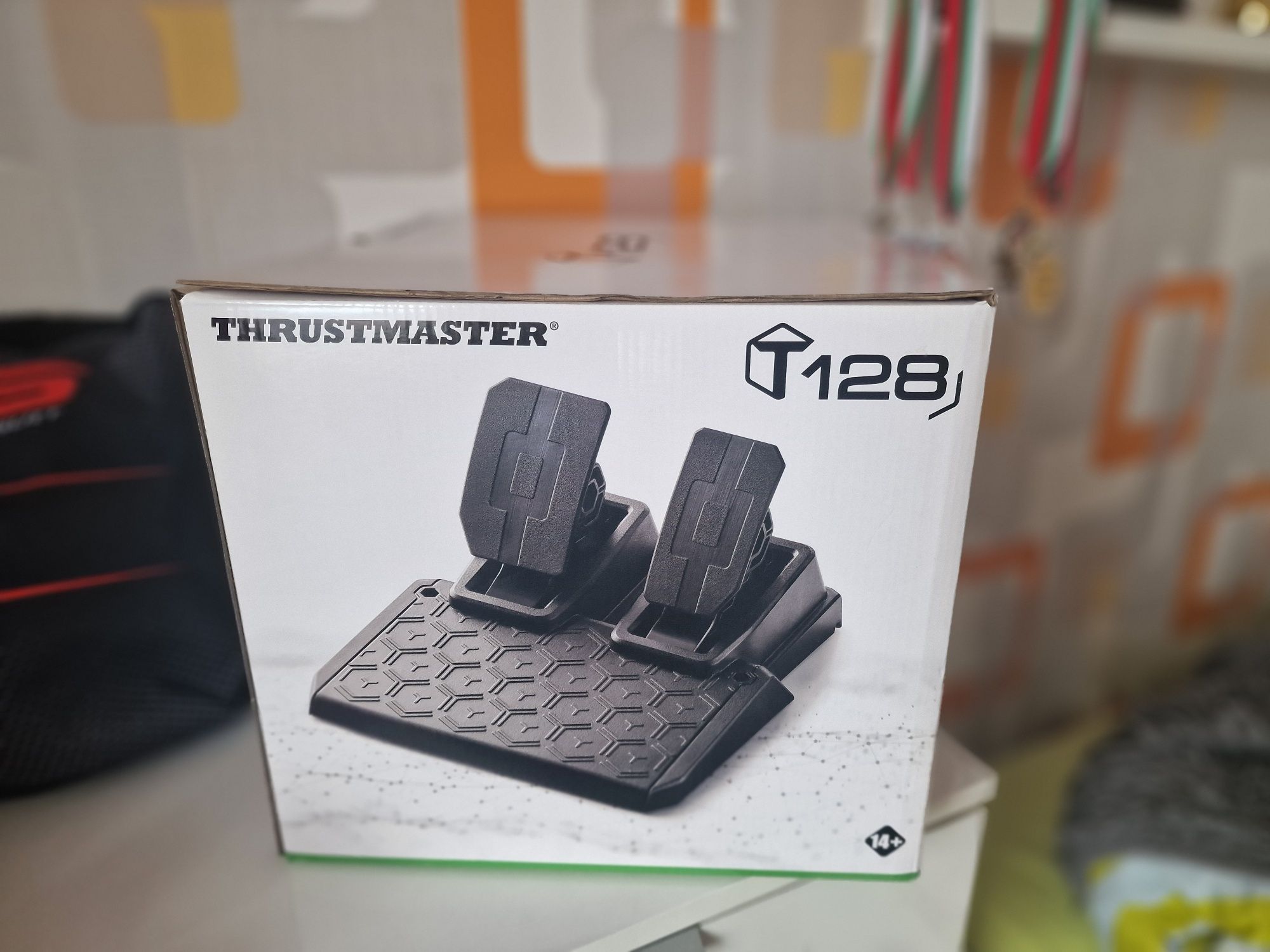 Волан с педали Thrustmaster - нови в кутия