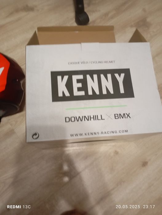 Каска за колело има и очила