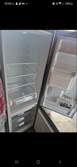 Хладилник с фризер Бош с диспенсър за вода - нов