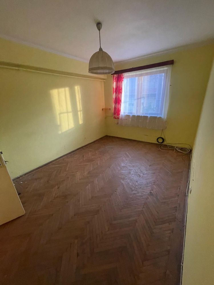 Vand apartament 3 camere, decomandat, cu gradina proprie