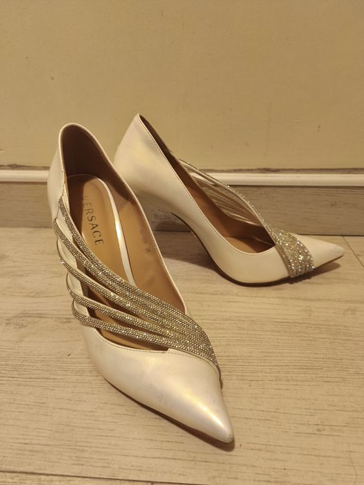 Белые туфли на каблуке