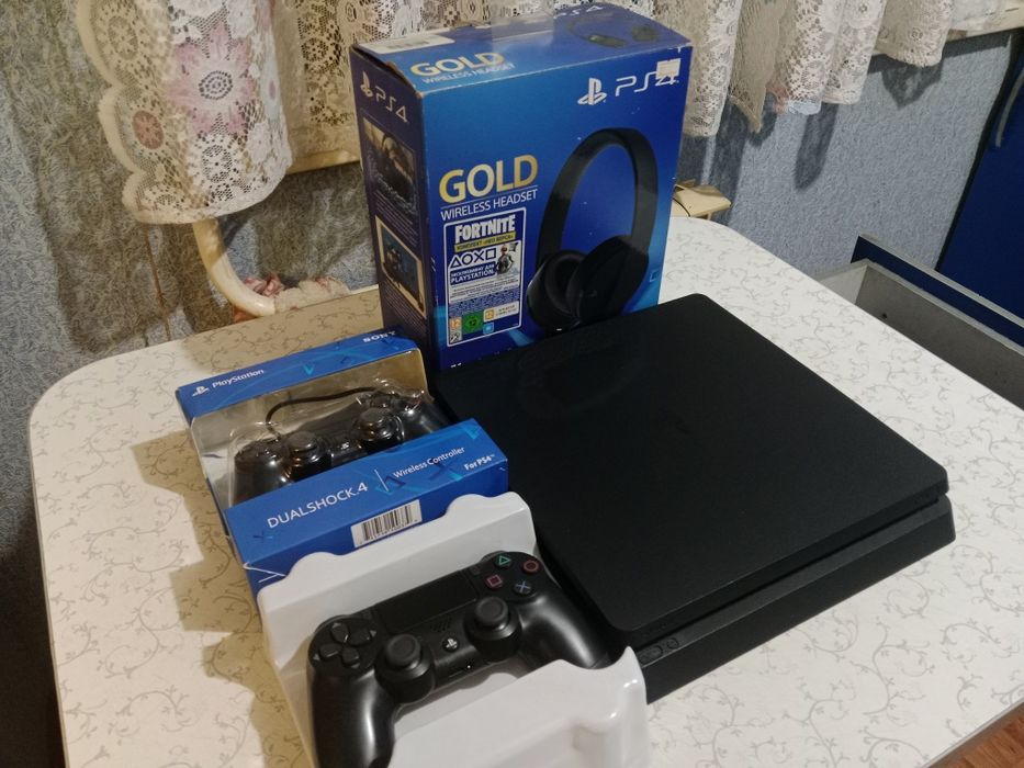 Продам PlayStation 4 slim