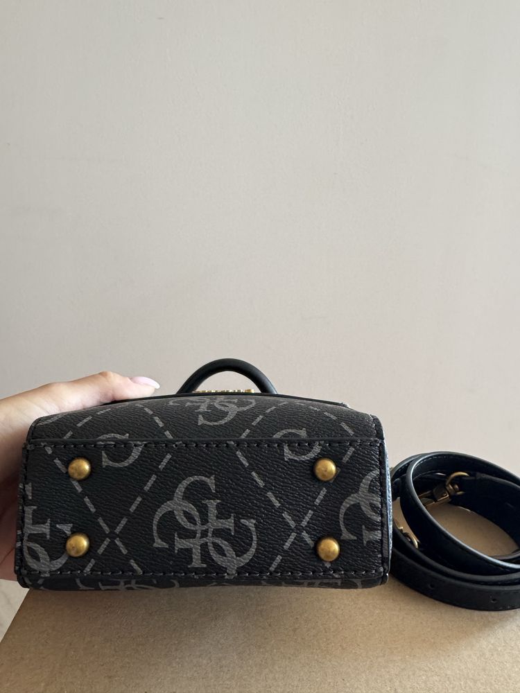 Чанта Guess Berta mini