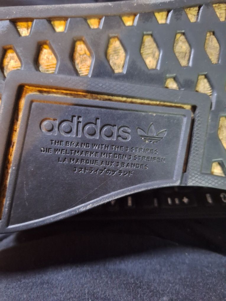 Vând Încălțări Adidas NMD R2