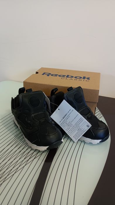 нови обувки Reebok