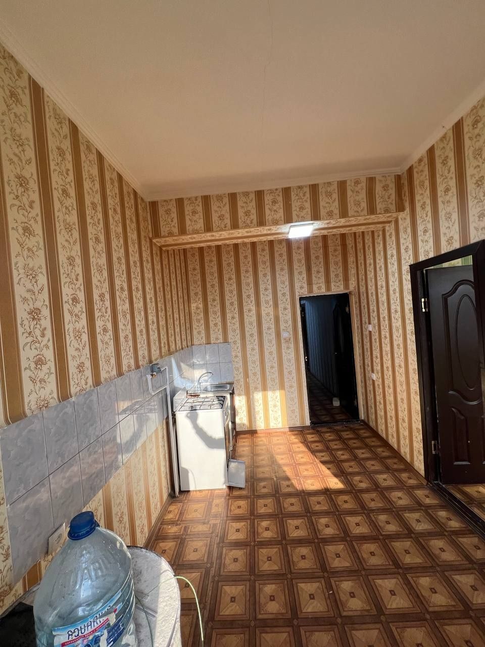Yangi bozor orqasida Tinchlik domidan Srochna sotiladi 2 Xonalik