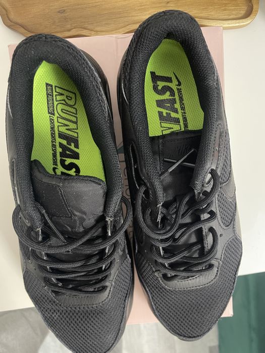 Adidasi nike running fast