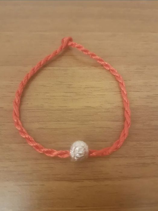 Красная нить с серебряным шариком