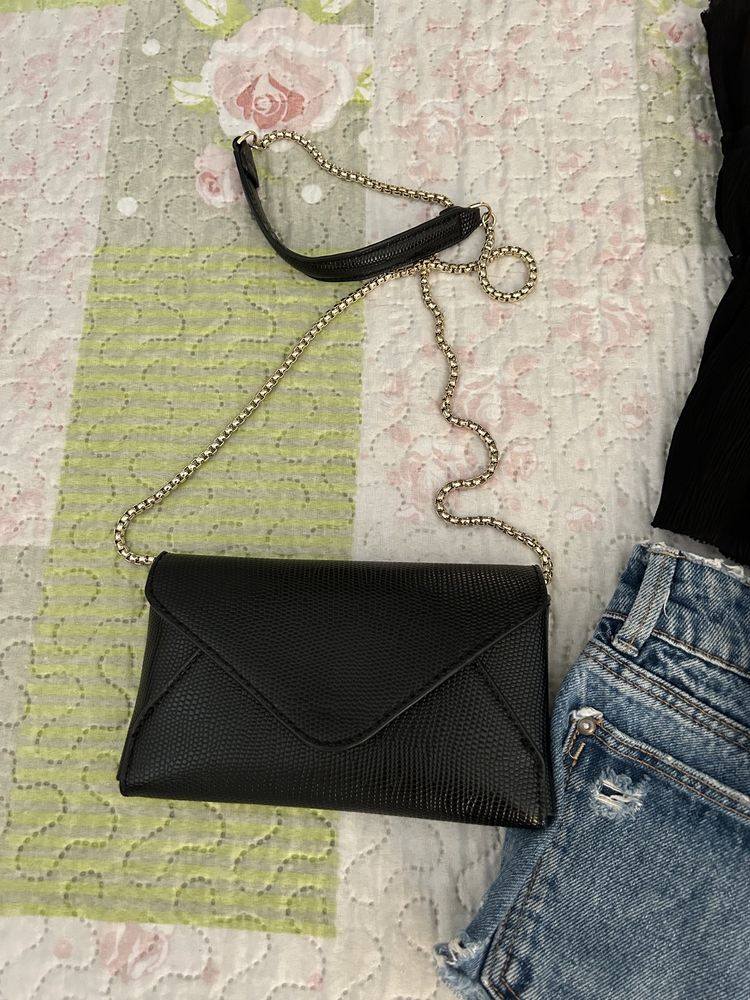 Потник, къси дънкови панталони, чанта и колан всичко е от Zara