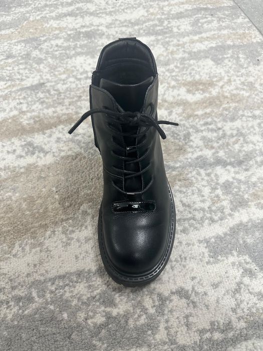 Vand ghete piele naturala cu un pic de blanita