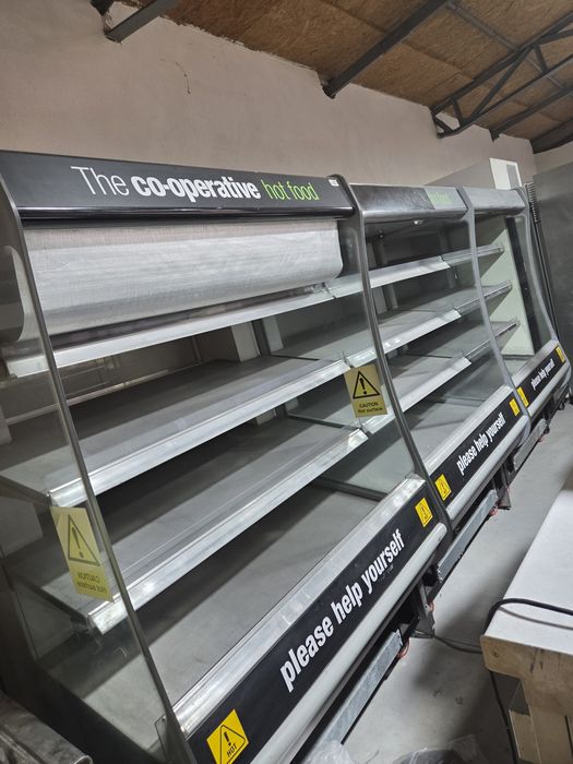 Vitrina cu rafturi calde