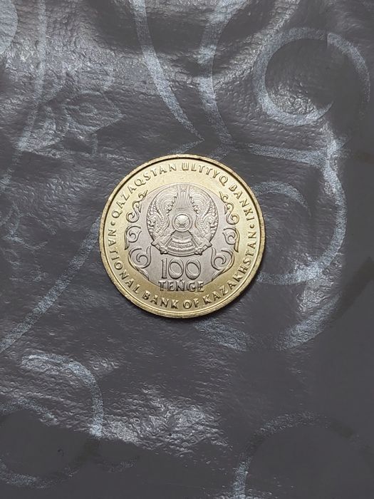 100 тенге сатылады артында 30 жылдың деген жазуымен