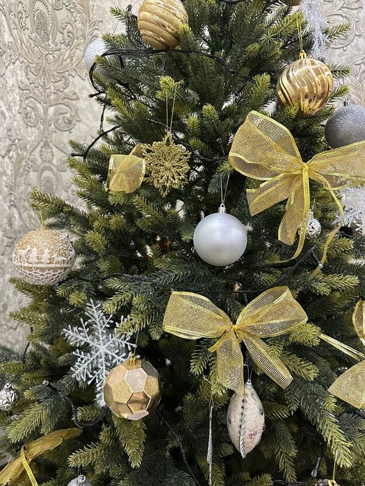 Елка силиконовая,литая,с игрушками и Дедом Морозом «Сибирская»2.10м