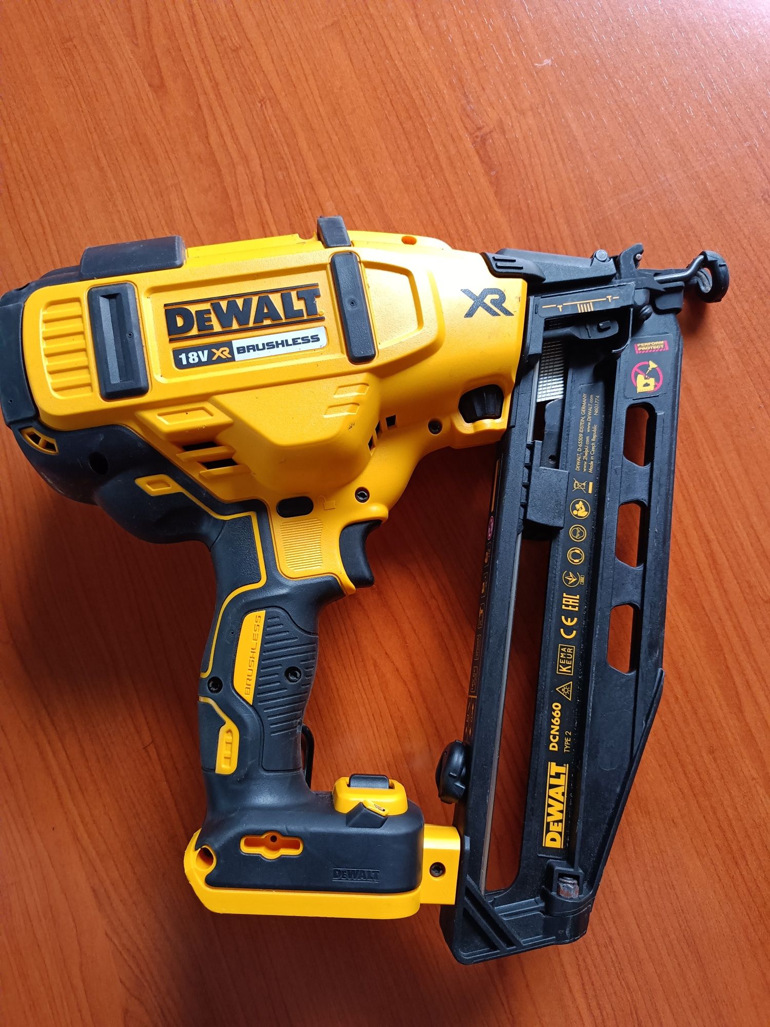 Pistol de bătut cuie DeWALT DCN660