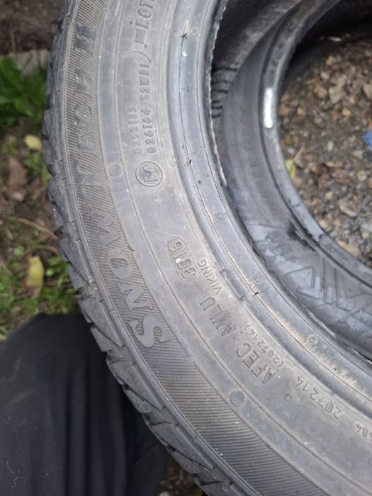 Vand 2 sau 4 anvelope 185 60 14 de iarna
