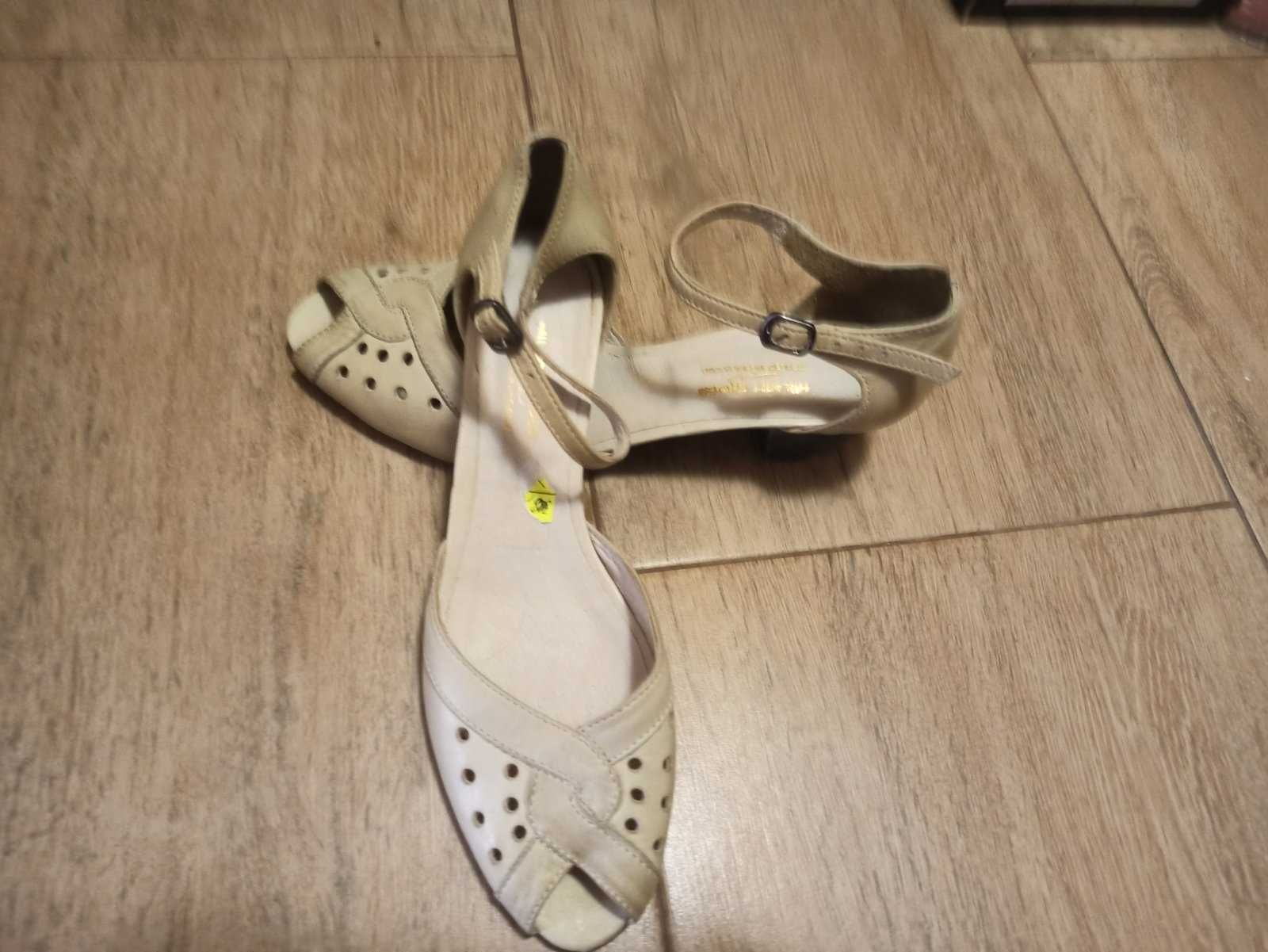 Бежови дамски сандали НОВИ