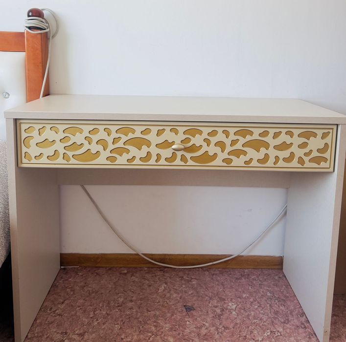 Продам туалетный столик   в отличном состоянии.