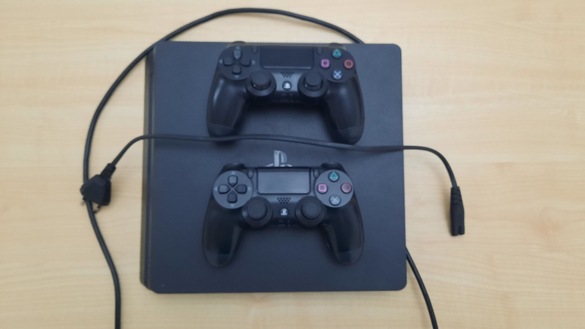 Продаю PlayStation 4 SLIM