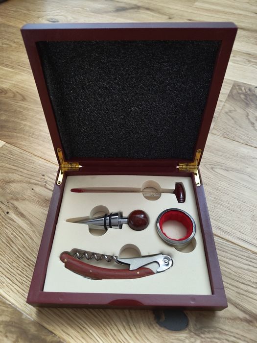 Set accesorii pentru vin - nou, nefolosit, în cutie elegantă din lemn