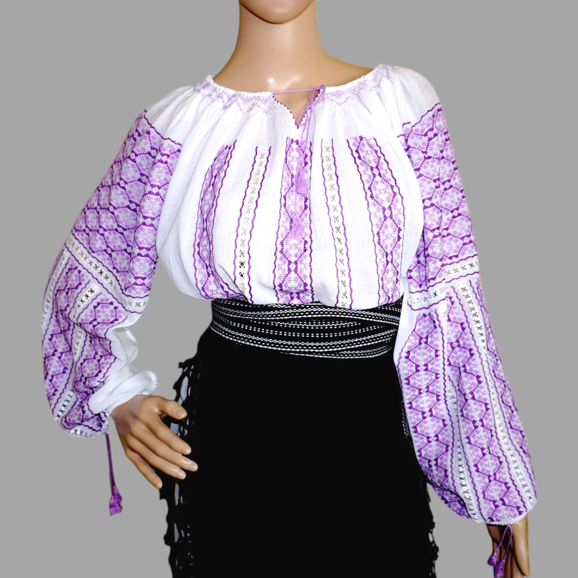 Costum popular lucrat manual cu catrinte cu fir metalic , S-M