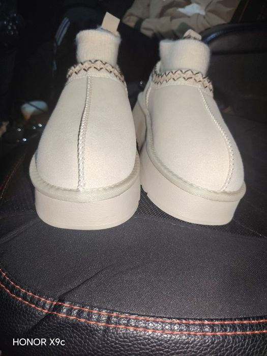 Ayollar uchun qishki oyoq kiyimlar.