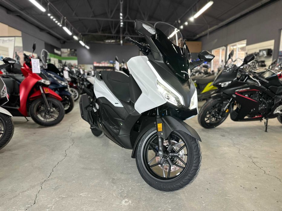 Honda Forza 125 MY25 se conduce cu B125- stoc Honda Constanta
