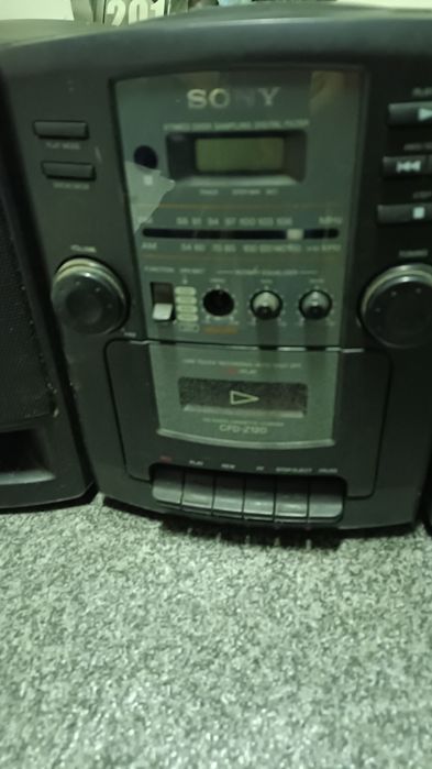 Urgent Radio casetofon - cd Sony  se aude  tare functional detali jos