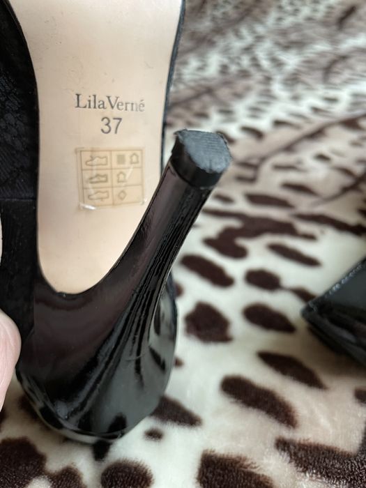 Pantofi decupati la varf