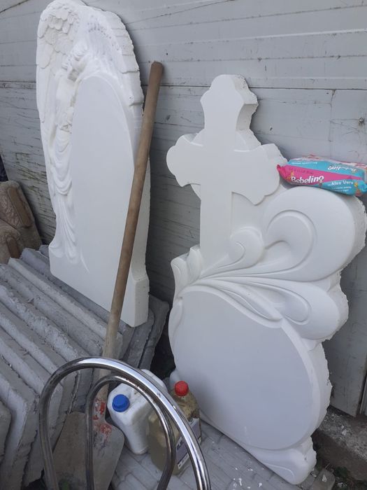 Cruci, cavouri, garduri din beton, monumente funerare