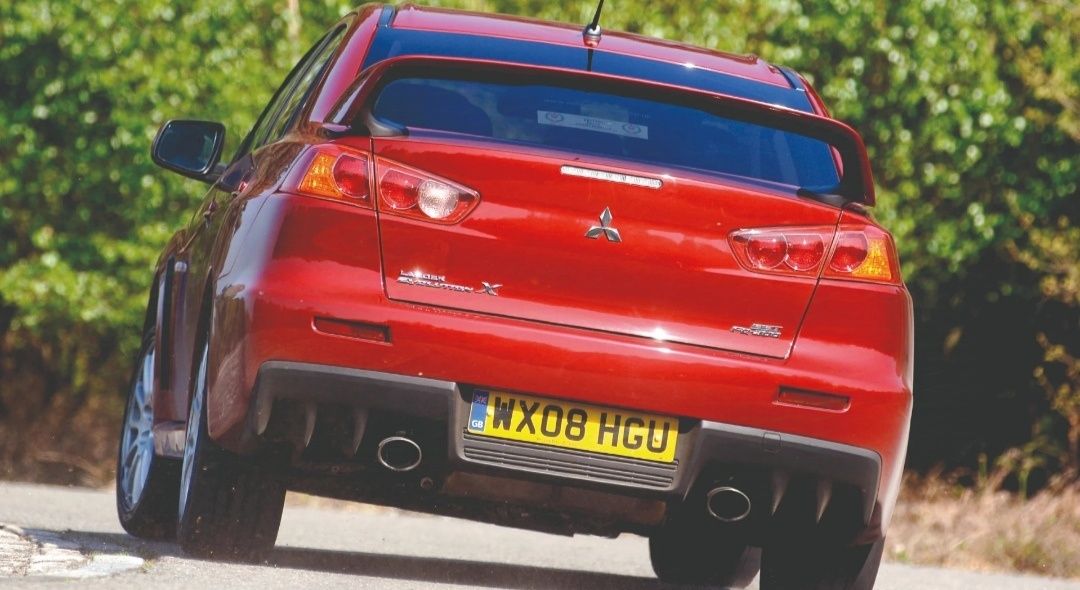 Продавам предна и задна броня от MITSUBISHI LANCER EVO 10