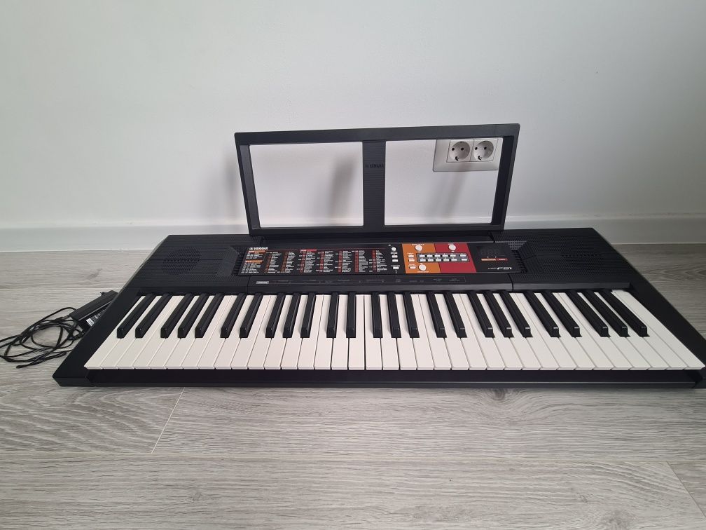 Orga  pian Yamaha psr f51 + picior suport