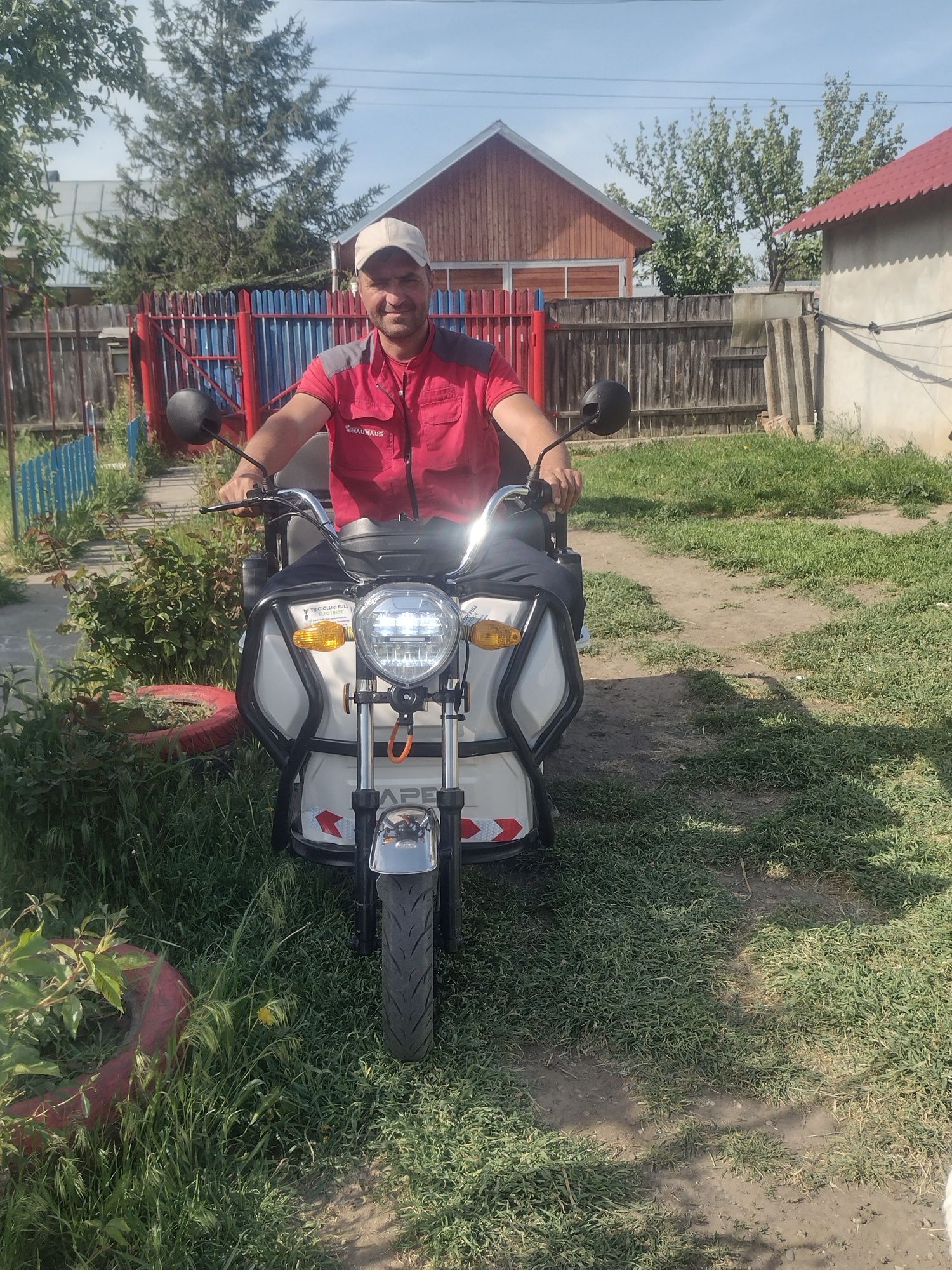 De vânzare tricicletă electrică funcționează bine are acte rar și 2 ch