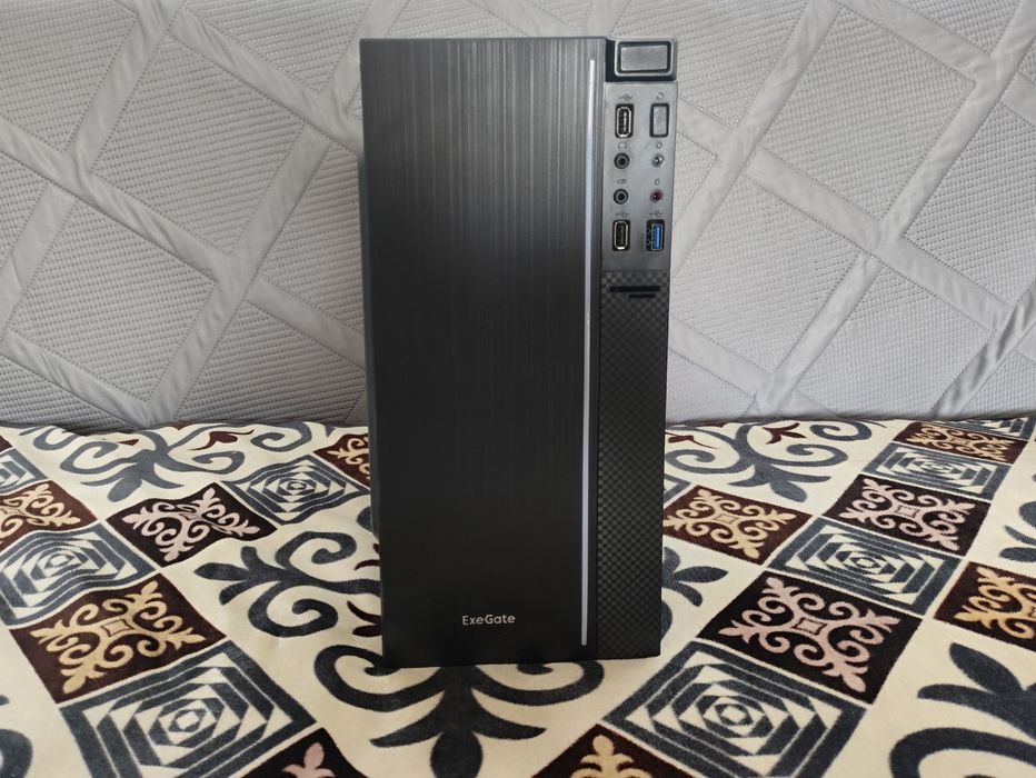 Новый компьютер с подсветкой работает в отличном состоянии