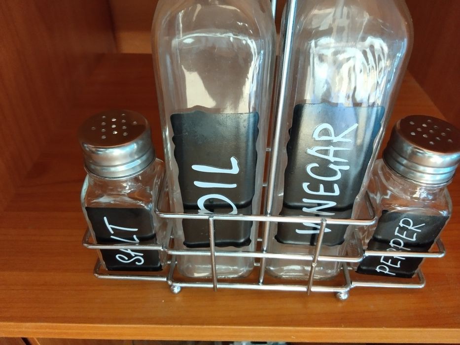 Чисто нов- комплект за маса, не използван изобщо с оригинална стойка