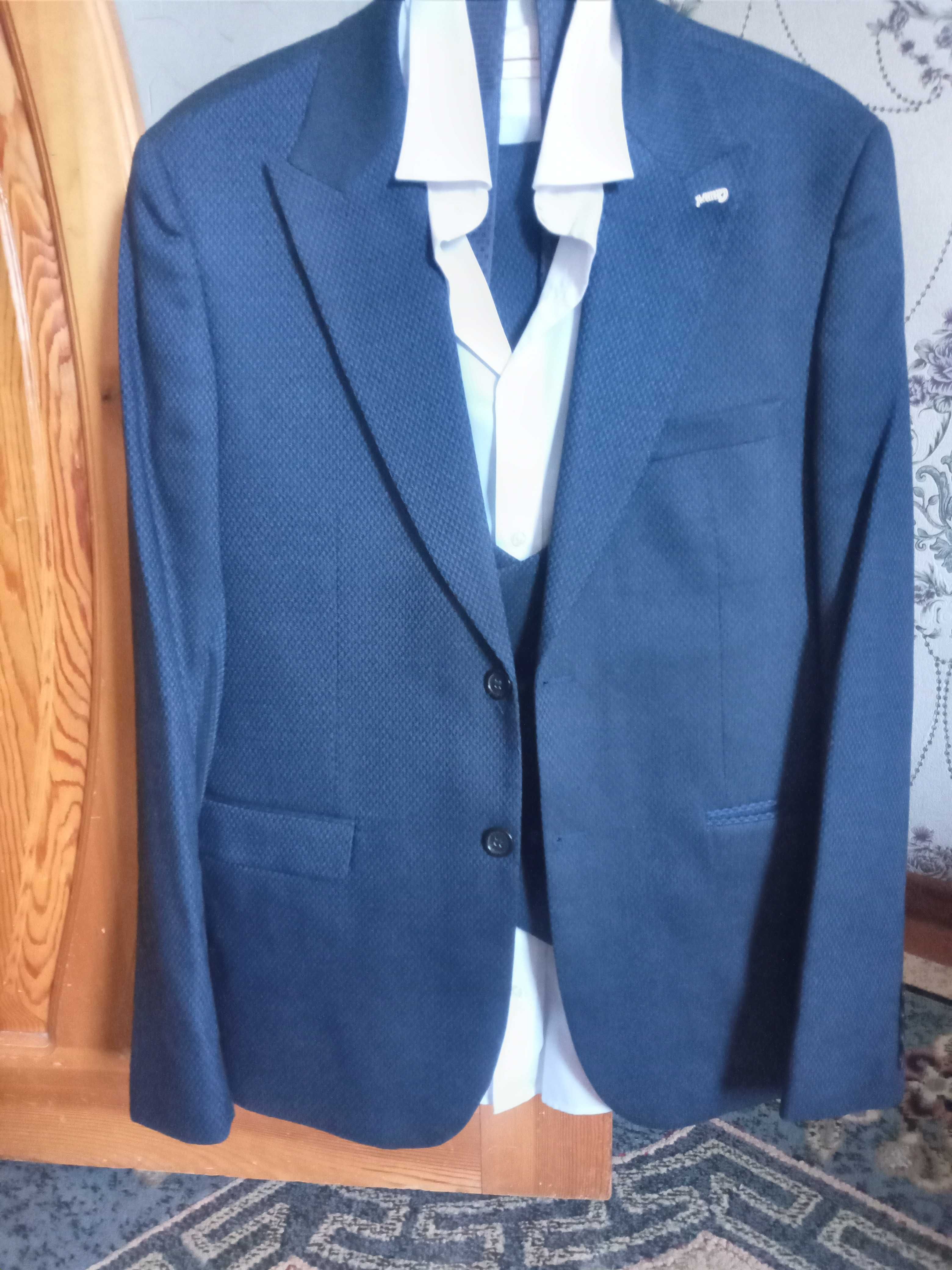 Kamplekt Erkaklar uchun kastyum shim nimcha oq ko‘ylak