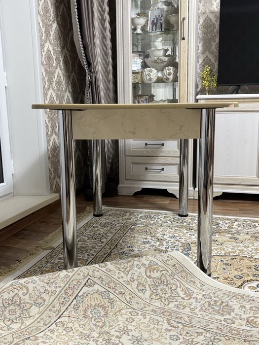 стол кухонный.