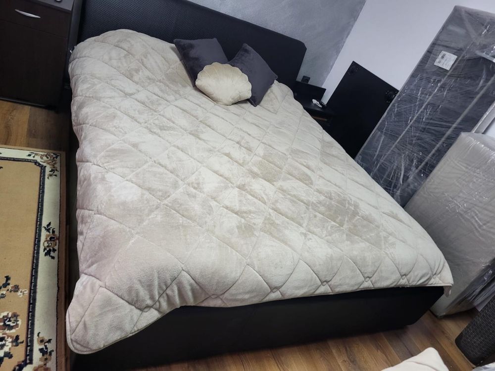 Pat din piele neagra saltea si noptiere