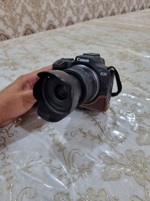Fotoapparat sotiladi Canon eos r50